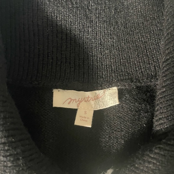 Boutique size small sweater - Picture 2 of 2